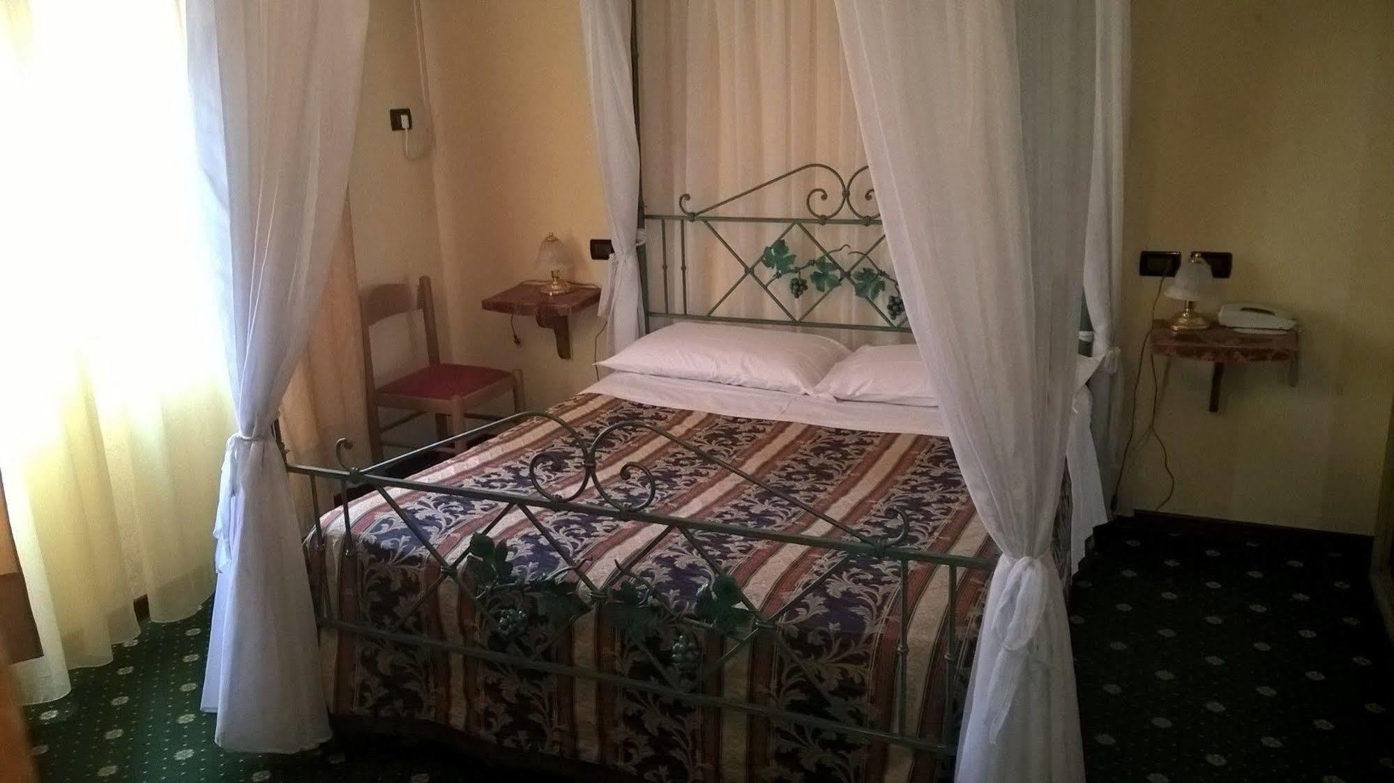 Hotel Parigi Castel San Pietro Terme Exterior foto